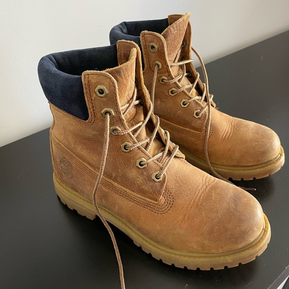 Womens Timberland Boots - rustic finish with blue suede collar